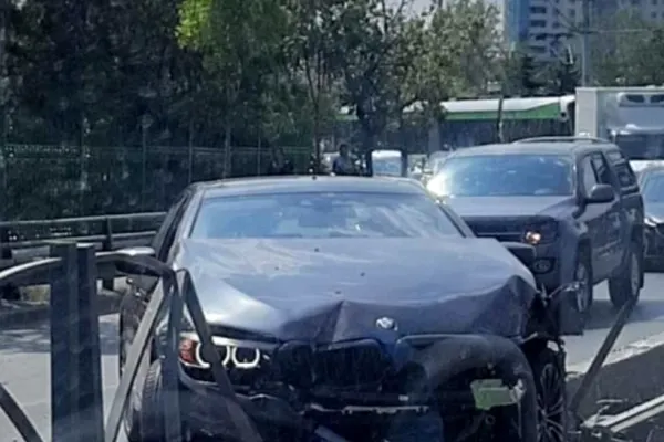 Accident pe linia 41. Circulaţia tramvaielor, blocată de șoferul beat al unui autoturism BMW, care a dărâmat parapetul