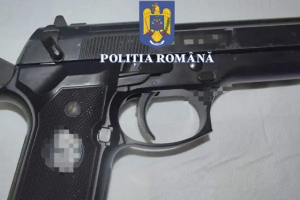 Doi bărbaţi acuzaţi că au tras cu o armă cu bile în geamurile unui restaurant din Mangalia, prinși înainte să fugă din țară. Mascații au descins la locuințele lor