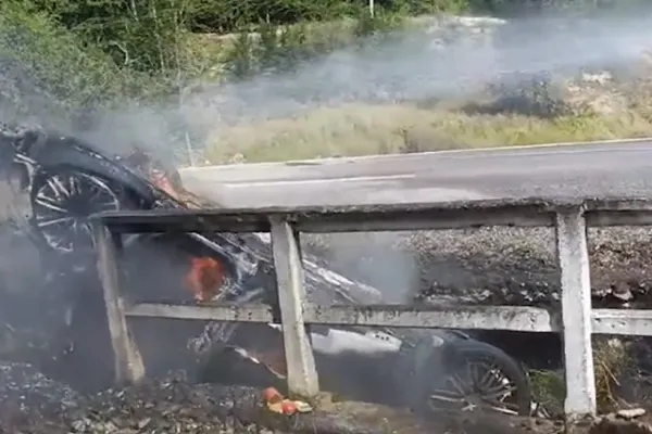 O mașină s-a răsturnat şi a luat foc în urma impactului cu un alt autoturism. Accident spectaculos la Suceava