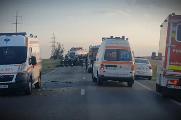 Accident de proporții pe DN2, în județul Suceava. Două persoane au murit şi alte 8, inclusiv doi copii, au fost rănite: a fost activat Planul Roșu de intervenție