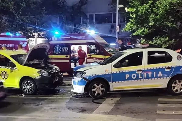 Accident rutier grav în București. O mașină de poliție a intrat în coliziune cu un autoturism: doi pietoni spulberați