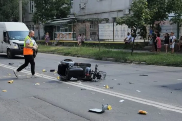 Accident teribil la Iași. Bătrân aflat într-un scuter pentru persoane cu dizabilități, spulberat pe trecerea de pietoni. Victima, transportată la spital în stare extrem de gravă - FOTO/VIDEO