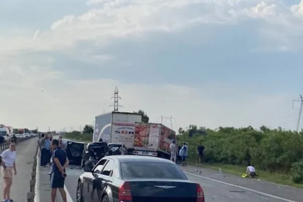 Accident în lanț, pe Autostrada Soarelui: 9 mașini, făcute praf! 25 de persoane implicate, mai multe victime, printre care și minori