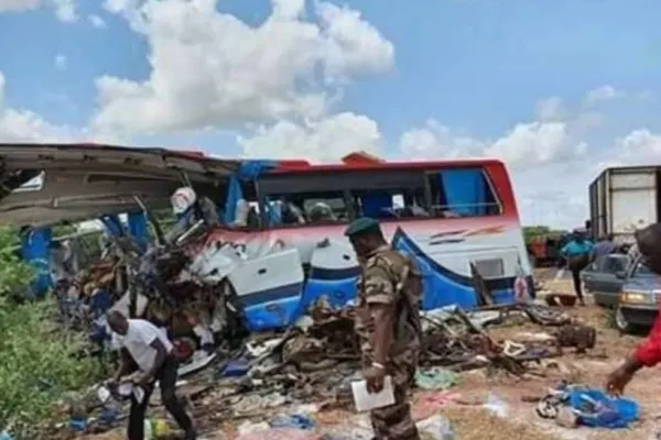 Accident înfiorător pe un drum din Mali: 14 morți și zeci de răniți, după impactul dintre un autobuz și un camion