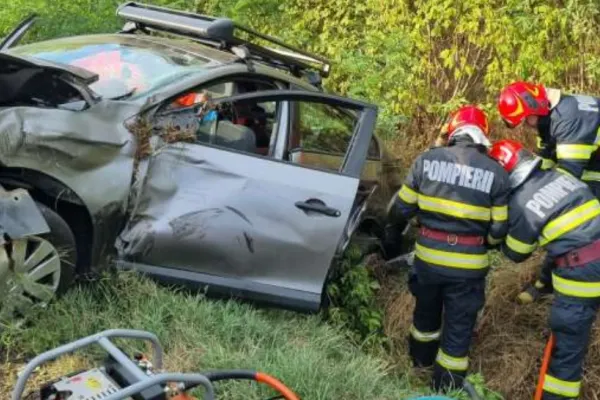 Impact devastator în Vaslui: Trei maşini implicate într-un accident pe DN 15D. Patru persoane au fost transportate la spital