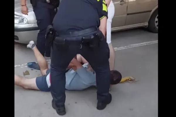 Litera legii sau exces de zel? Doi polițiști din Constanța, acuzați că au agresat un bărbat VIDEO