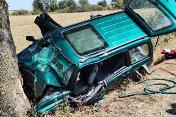 Accident cumplit pe un drum național din Arad. Un bărbat a murit, iar o femeie și 2 copii mici au ajuns la spital