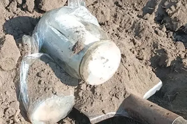 Scene de comedie: Și-a ascuns banii în borcane, le-a îngropat în grădină, apoi a uitat locul. Polițiștii au săpat două zile să dea de „comoară”
