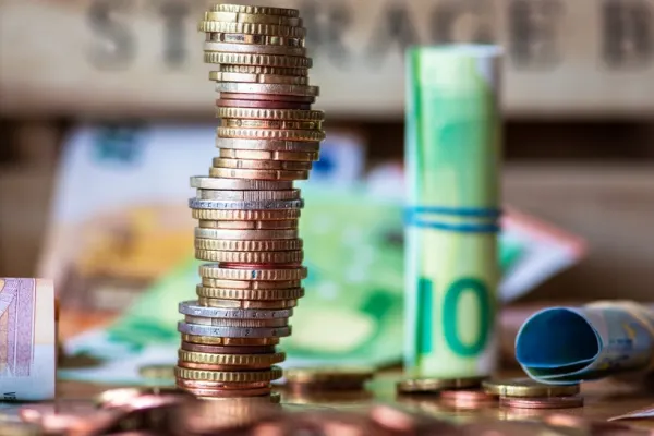 Guvernul vrea să acopere gaura de la buget din buzunarele românilor! Tăieri de sporuri la stat