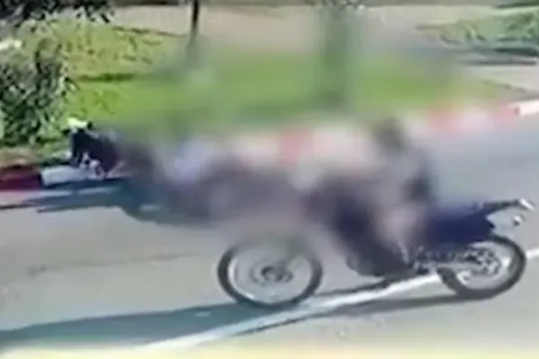 Copil pe o bicicletă, lovit de doi motocicliști în timp traversa pe o trecere de pietoni, la interval de câteva secunde VIDEO