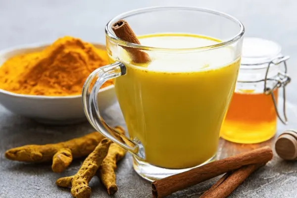 Pulberea care ajută la inhibarea celulelor canceroase. Cum să prepari laptele auriu, remediul recomandat de fitoterapeuți
