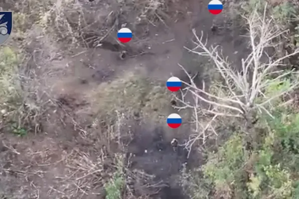 Ucrainenii au trecut la vânătoare de ruși, cu ajutorul dronelor. VIDEO cu soldații lui Putin fugind disperați să se salveze