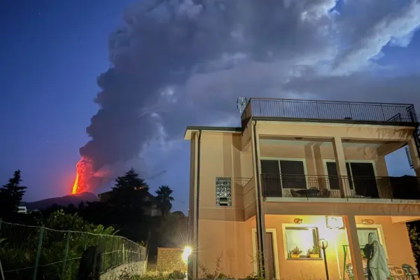 Panică în Italia. Celebrul vulcan Etna a erupt din nou. Nivelul de alertă este maxim VIDEO