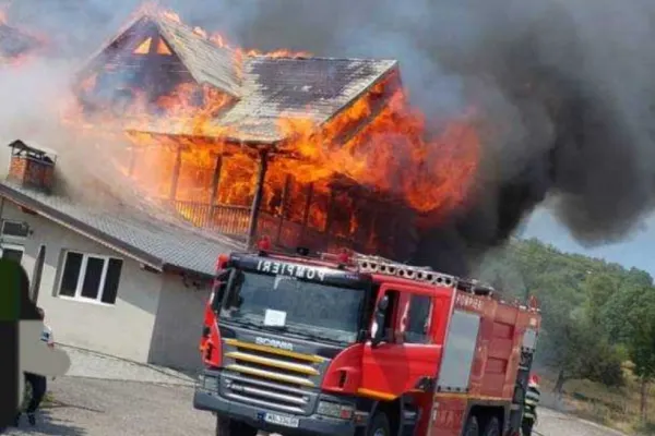 Incendiu devastator la un complex turistic din Argeș. Restaurantul și pensiunea au fost făcute scrum VIDEO