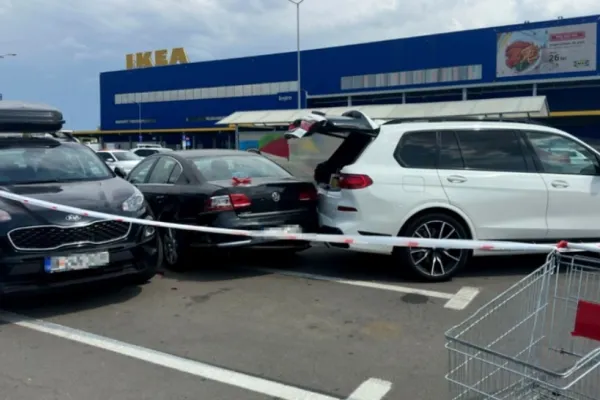 Accident grav, în parcarea unui magazin IKEA din Capitală: mamă prinsă între două mașini, după ce copiii s-au urcat la volan și au călcat accelerația