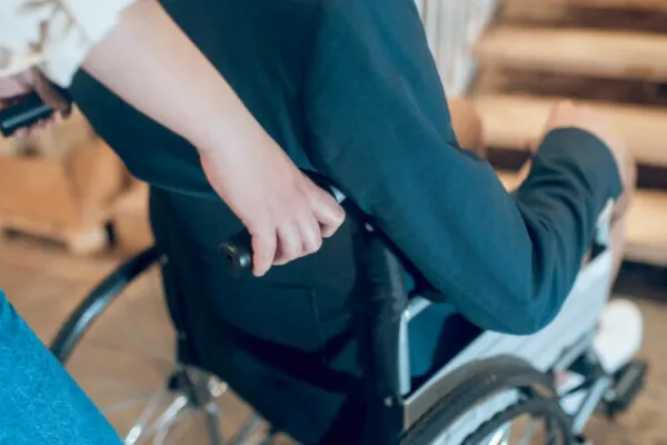 Crește valoarea indemnizației de însoțitor pentru pensionarii încadrați în gradul I de invaliditate