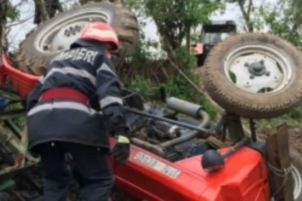 Accident grav în Arad: Un bărbat s-a răsturnat cu tractorul