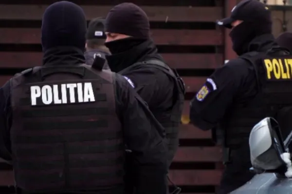 Conflict uriaș într-o comună din jud. Vrancea: zeci de polițiști și mascați au fost mobilizați. 8 persoane, duse la audieri
