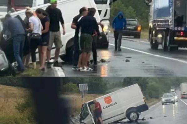 Accident rutier pe DN1: Trei victime după ce o mașină s-a ciocnit cu un microbuz