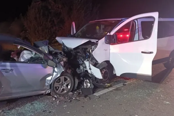Accident rutier cumplit pe o șosea din România! Doi tineri au murit după ce o mașină și un microbuz s-au ciocnit