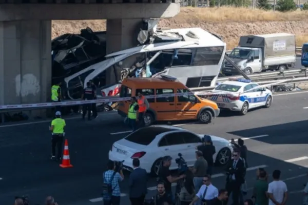 Accident rutier mortal! 11 morți și peste 20 de răniți după ce un autocar a intrat într-un cap de pod - VIDEO