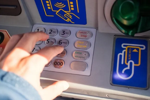 Anunț de ultimă oră pentru pensionarii care primesc banii pe card. Sumele sunt virate către trezorerii