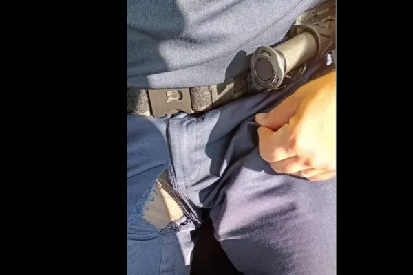 Polițiștii rămân în chiloți din cauza uniformelor „de calitate turcească/chinezească”. Europol: „Pantalonii s-au rupt fix...  pe cusătură”