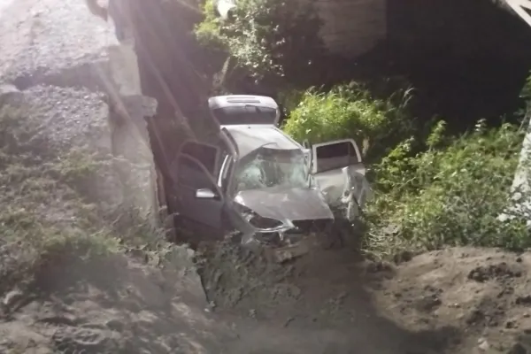 Accident grav în Galați. O femeie de 23 de ani a ajuns la spital după ce a căzut cu mașina de pe un pod FOTO