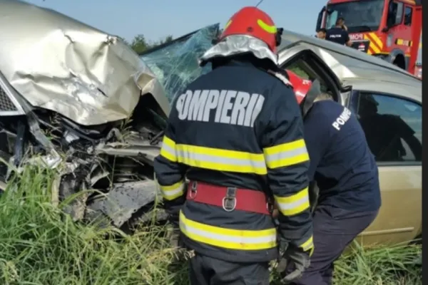 Accident MORTAL în Ialomița. Un om și-a pierdut viața, iar altul e grav rănit, după ce un autoturism s-a ciocnit cu o dubă