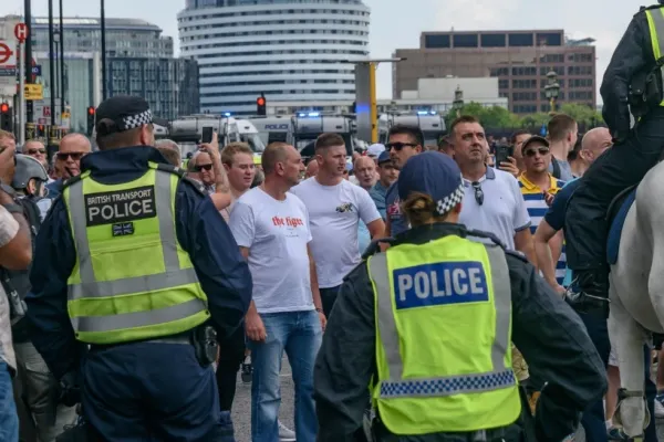 Doi participanţi la protestele anti-imigraţie din Marea Britanie au primit ani grei de închisoare. Bărbații au atacat şi români în furia lor