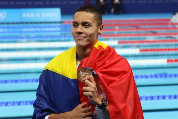 David Popovici, medalie de aur la 200 m liber la Campionatele Mondiale de natație din Singapore