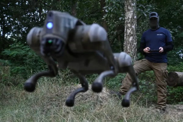 VIDEO - Ucraina și-a prezentat câinii roboți pe care îi va trimite pe front. Cu ce sunt dotate patrupedele robotizate