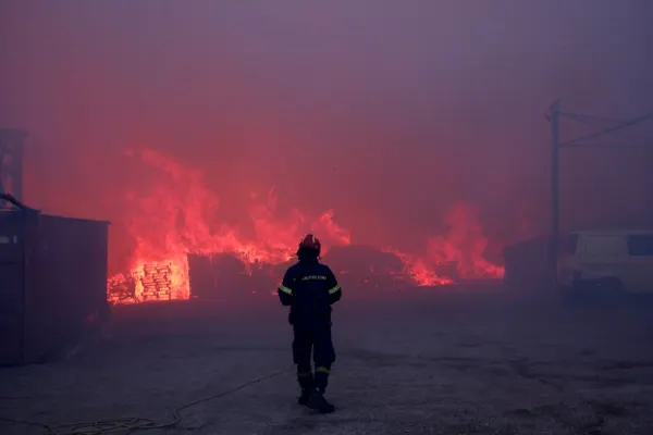 Grecia cere ajutorul Uniunii Europene în lupta împotriva incendiilor din apropierea Atenei. România, Italia, Franţa și Cehia anunţă ajutoare