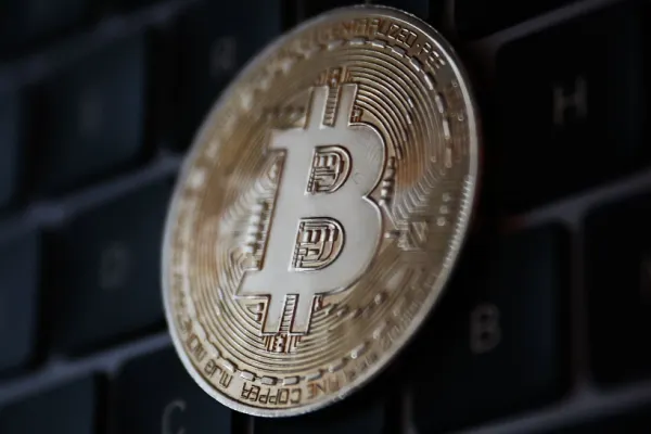 Guvernul pregătește reglementări stricte pentru tranzacțiile cu criptomonede. ASF și BNR vor supraveghea piața