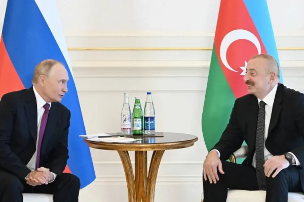 Vladimir Putin pozează în porumbelul păcii. Ce a făcut țarul de la Kremlin, aflat în vizită în Azerbaidjan