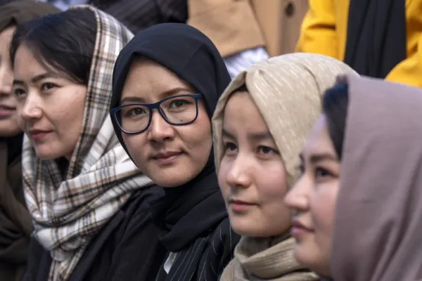 Femeile din Afganistan nu mai au voie să vorbească pe stradă. Decizie revoltătoare a guvernului taliban