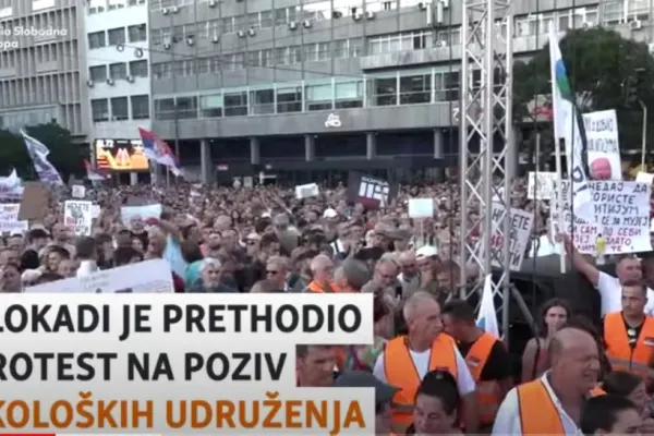 Proteste masive cu mii de oameni. Gară blocată în Serbia