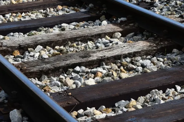 Un vagon al unui tren de marfă a deraiat în staţia Valu lui Traian. Cauzele accidentului, investigate de AGIFER