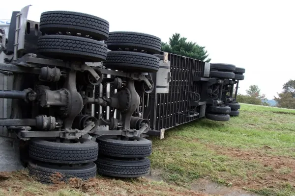 Accident rutier în Timiș! O autoutilitară încărcată cu CO2 a intrat în coliziune cu o mașină