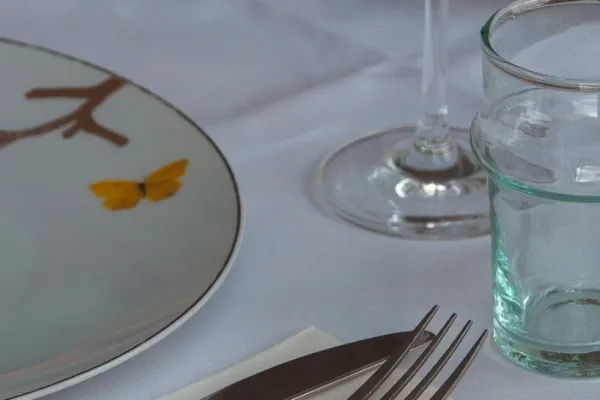 Un restaurant cere taxă pentru o farfurie goală. Clienții au rămas muți de uimire