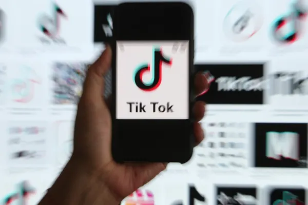 A apărut un nou trend periculos pe TikTok care îți poate afecta sănătatea. Ce spun specialiștii VIDEO