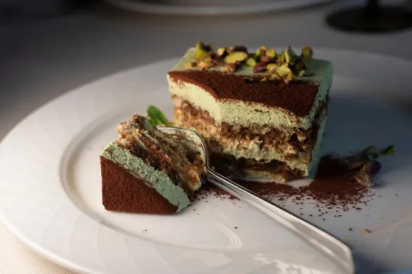 Tiramisu cu fistic. O variantă rafinată și delicioasă a desertului italian. Rețetă ușoară pe care o poți prepara rapid