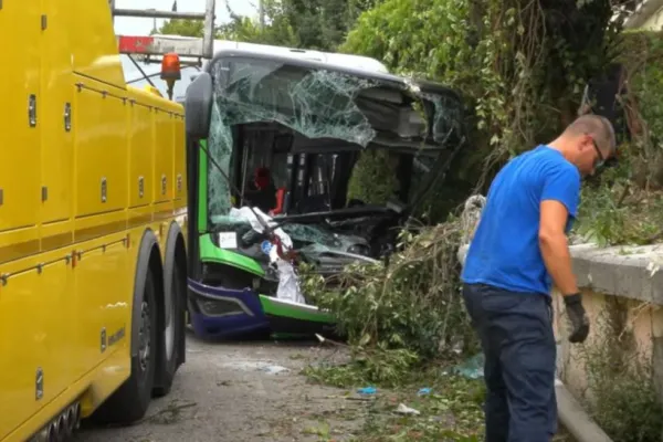 Sfârșit tragic pentru o româncă din Italia. A murit după ce autobuzul în care se afla s-a izbit de un zid VIDEO