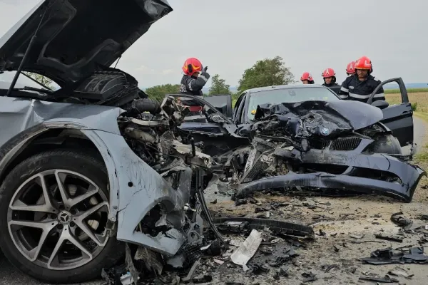 Accident GRAV cu 3 mașini în localitatea Vlădeni, Botoșani. Patru oameni au fost răniți FOTO+VIDEO
