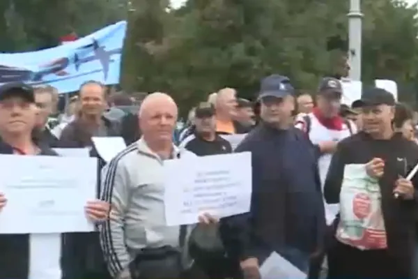 Pensionarii siderurgiști, revoltă după marea recalculare: zeci de oameni au ieșit miercuri în stradă