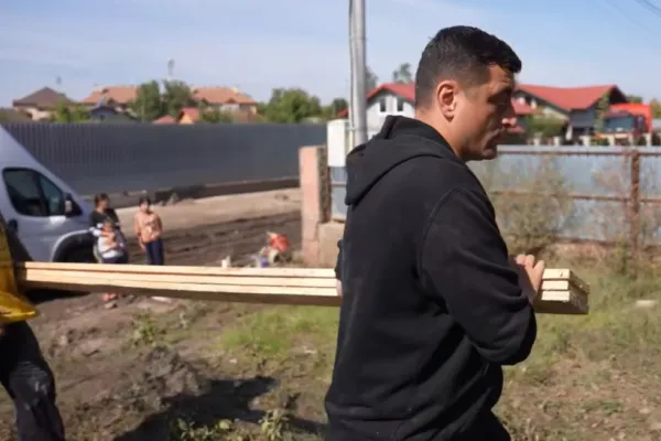 George Simion a sărit în ajutorul sinistraților din Galați. Liderul AUR ajută la reconstrucția locuințelor oamenilor afectați de inundații VIDEO