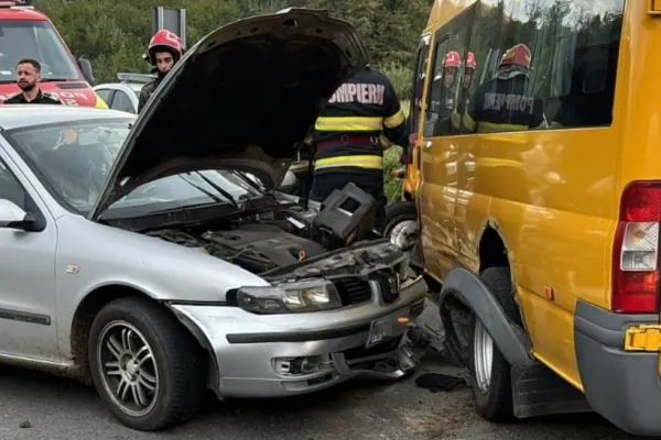 Microbuz școlar, accident rutier grav, în Maramureș. Trei copii și un adult, transportați la spital. A fost nevoie de intervenția pompierilor - FOTO
