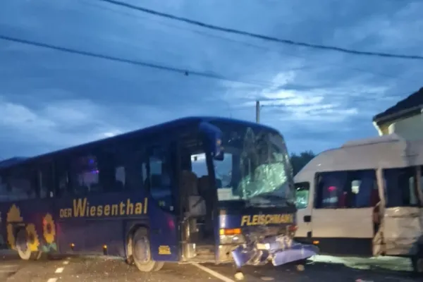 Impact violent între un autobuz şi un microbuz, în Gorj: 8 victime. Traficul în zonă, oprit din cauza accidentului, a fost reluat