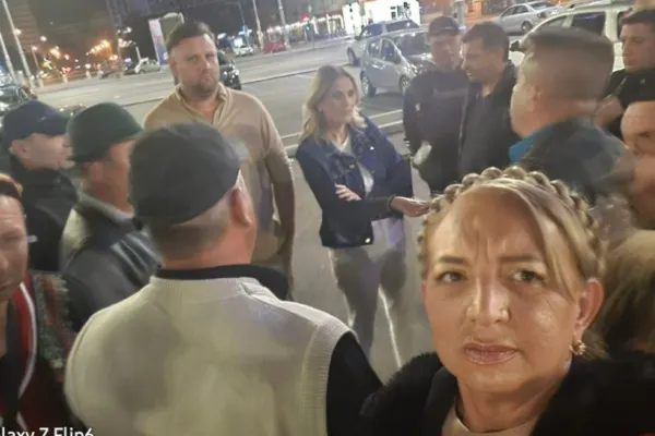 Anca Alexandrescu, față în față cu fermierii revoltați. Oamenii protestează în fața Guvernului după ce au rămas și fără animale, dar și fără bani