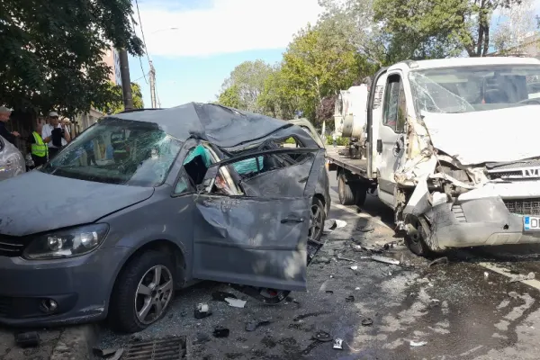 Accident grav, în Fundeni: impact nimicitor între 4 mașini. Mormane de fiare pe șosea, trafic îngreunat: două victime - FOTO